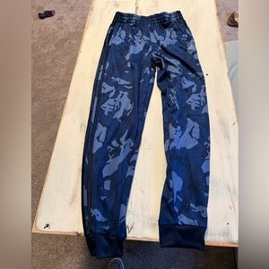 Boys Adidas sweatpants size XL (18/20)